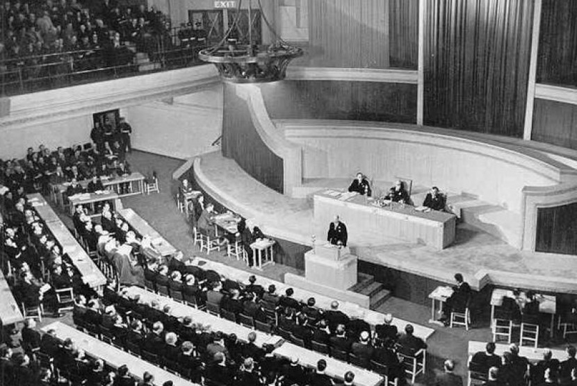 Perserikatan Bangsa-Bangsa (PBB) yang terdiri dari 51 negara mengadakan Majelis Umum pertama di Westminster Central Hall London, Inggris, 10 Januari 1946.