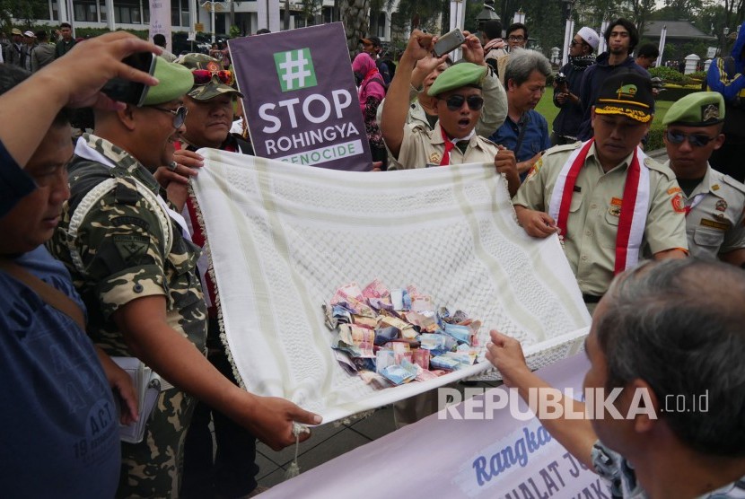 Perserta aksi memberikan donasi pada aksi masyarakat peduli Rohingya, di depan Gedung Sate, Kota Bandung, Jumat (8/9). 