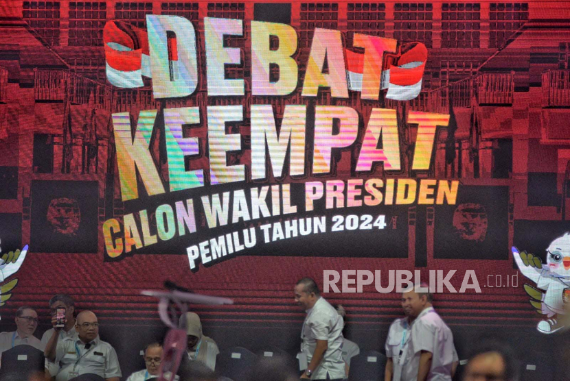 Persiapan debat ke empat Cawapres 2024 di JCC, Senayan, Jakarta, Ahad (21/1/2024).