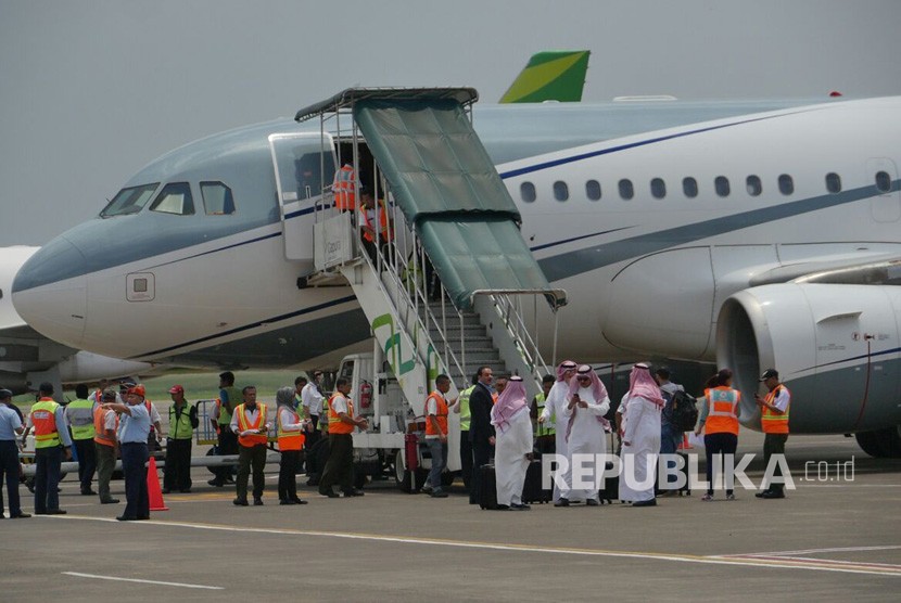  Persiapan di Bandara Halim Perdanakusuma jelang kedatangan Raja Salman, Jakarta, Rabu (1/3). 
