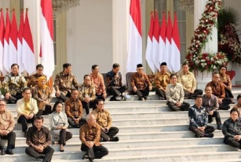 Pejabat meminta maaf kepada rakyat perlu menjadi budaya. Foto: Kabinet Kerja 2 Jokowi - Maruf