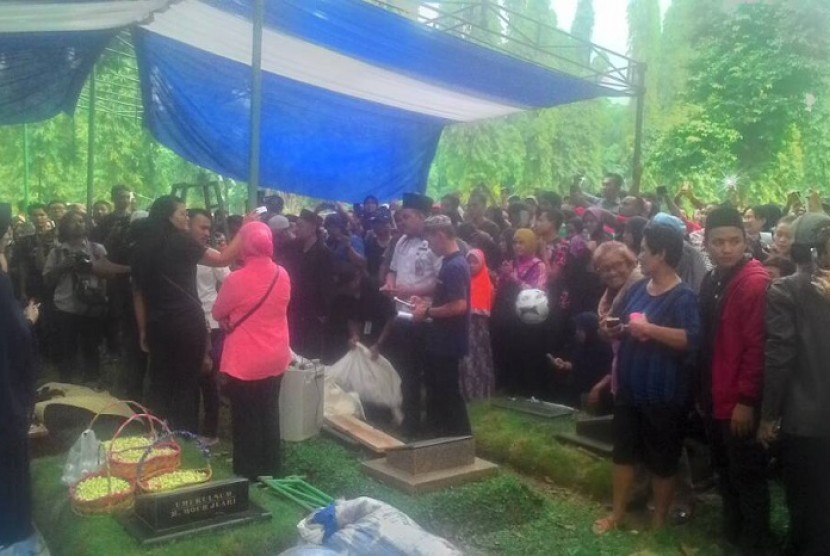 Persiapan jelang pemakaman Julia Perez, warga memadati TPU Pondok Ranggon, Jakarta Timur, Sabtu (10/6).