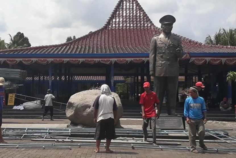 Persiapan kedatangan jenazah Probosutedjo di Museum Jendral Besar HM Soeharto di Dusun Kemusuk, Bantul, Senin (26/3).