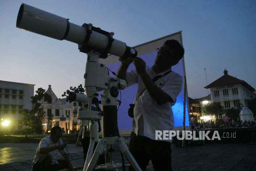 Persiapan melihat gerhana bulan di Taman Fatahillah, Jakarta, Rabu (31/1).