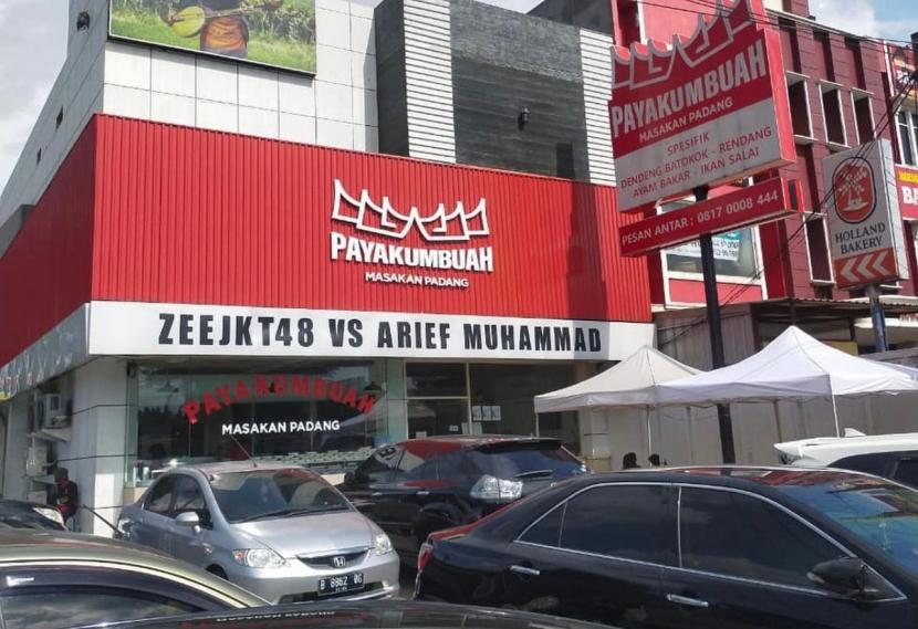 Persiapan menjelang lomba makan nasi padang antara Zee JKT48 dan Arief Muhammad. Arief mengaku deg-degan menjelang hari H. (ilustrasi)