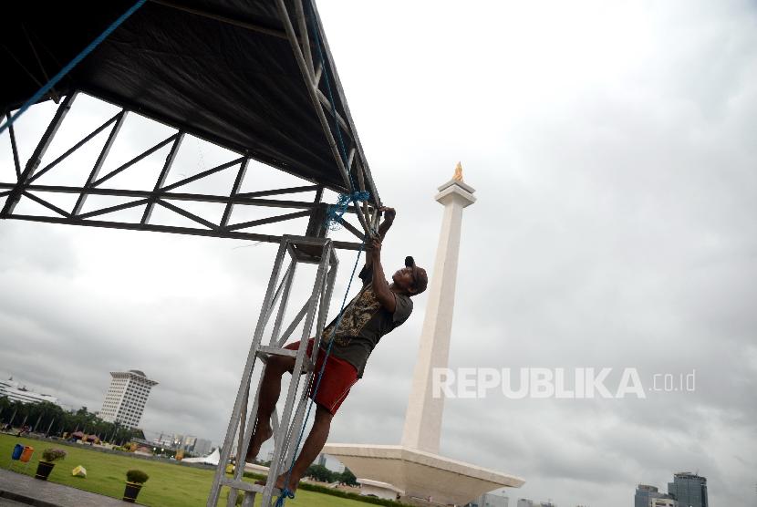 Persiapan Panggung Aksi Palestina. Teknisi memasang keperluan panggung untuk Aksi Bela Palestina di Monumen Nasional, Jakarta, Sabtu (16/12).
