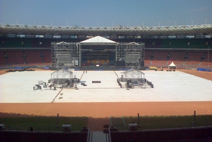 Persiapan panggung Metallica. Foto diambil pada Sabtu (24/8) kemarin