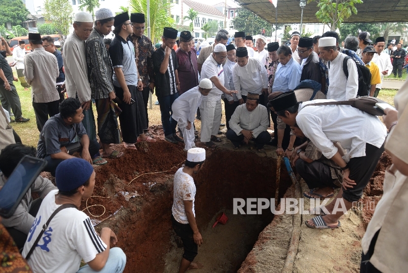  Persiapan pemakaman Almarhum KH. Hasyim Muzadi di komplek Pesantren Al-Hikam, Depok, Jabar, Kamis (16/3).