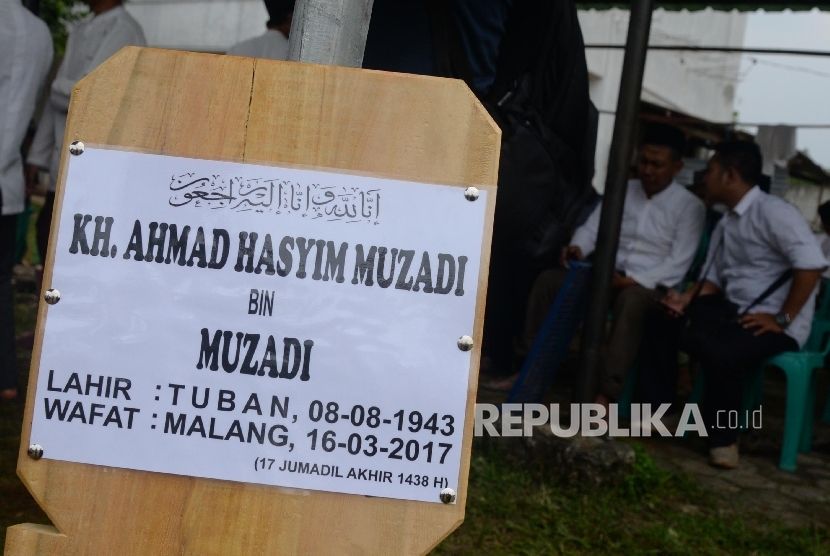 Persiapan pemakaman Almarhum KH. Hasyim Muzadi di komplek Pesantren Al-Hikam, Depok, Jabar, Kamis (16/3). 
