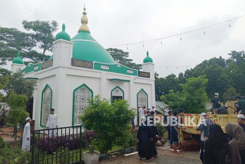 Persiapan pemakaman Habib Hasan bin Jafar Assegaf di kompleks Masjid Nurul Musthofa, Jatimulya, Cilodong, Depok, pada Rabu (13/3/2024). 