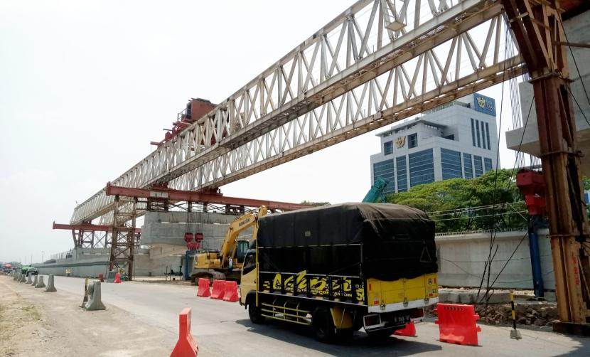  Persiapan pemasangan erection box girder atau gelagar jembatan di flyover Madukoro di ruas Jalan Arteri Yos Sudarso, Semarang. 