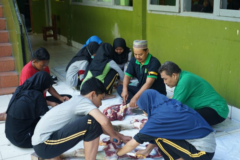 Persiapan pembagian daging kurban untuk warga sekitar MTsN 1 Bogor
