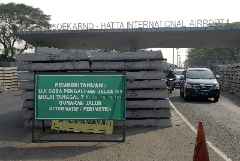 Persiapan pembangunan kereta api Bandara Soekarn0-Hatta di Tangerang, Banten, Senin (6/10).