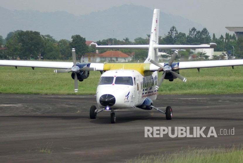 Persiapan pesawat N219 sebelum Flight Test di landasan pacu Bandara Husain Sastranegara, Kota Bandung, Rabu (16/8).