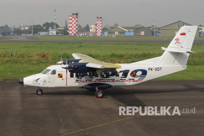 Flight Test pesawat N219 di landasan pacu Bandara Husain Sastranegara, Kota Bandung, Rabu (16/8). 