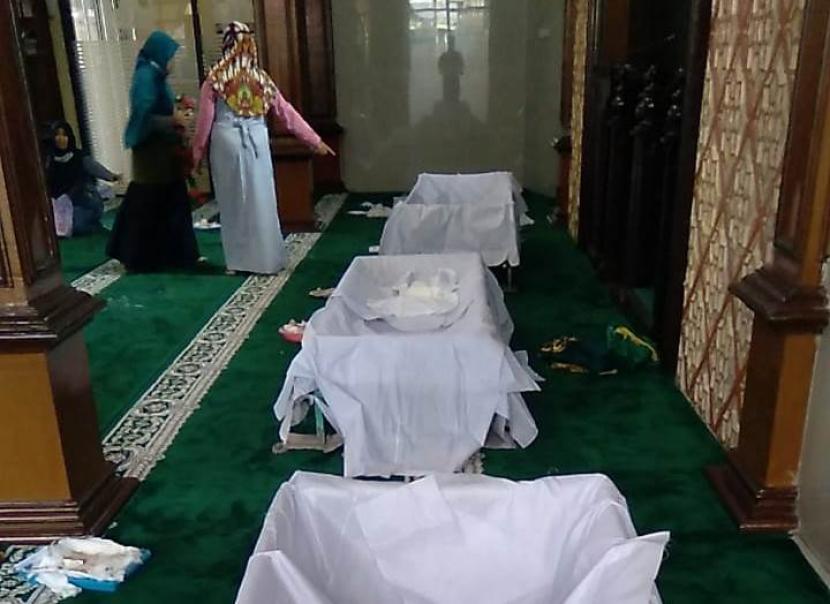 Persiapan prosesi pemakaman jenazah kecelakaan warga Desa Ledoksari, Kecamatan Tumpang, Kabupaten Malang, Rabu (26/5).