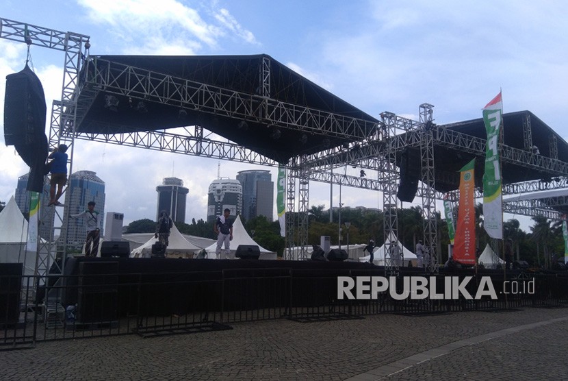 Persiapan Senandung Sholawat dan Dzikir 212. Panitia tengah mempersiapkan panggung untuk acara senandung sholawat dan dzikir 212 di Monas.