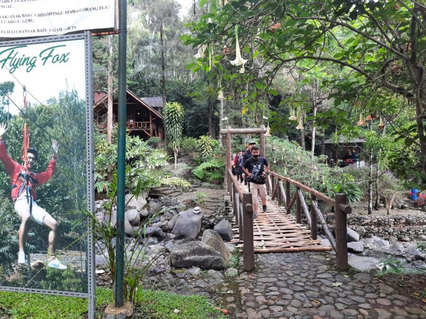 Persiapan Taman Wisata Bougenville, Cimaung, Kabupaten Bandung, Selasa (27/10). 