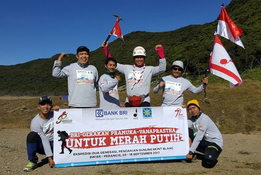 Persiapan tim pendaki dari Kwartir Nasional Gerakan Pramuka dan Vanaprastha dalam misi 