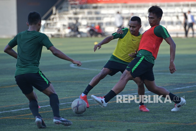 Persiapan Timnas U-22 Jelang Melawan Kamboja. Pemain Timnas U-22 Todd Rivaldo Ferre (tengah) berebut bola ke rekannya Bagas Adi (kanan) dalam latihan menjelang pertandingan Sepak Bola AFF U-22 di lapangan Stadion AIA - Home Of Western, Phnom Penh, Kamboja, Kamis (21/2/2019). 