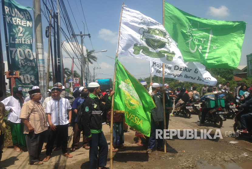 Persiapan unjuk rasa Majelis Silaturahmi Umat Islam Bekasi (MSUIB) menentang pembangunan Gereja Santa Carla, Bekasi Utara.