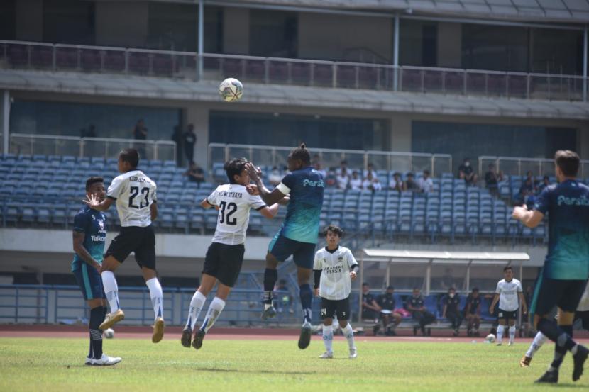 Persib Bandung menggelar laga uji coba melawan tim Persib U-20 di Stadion Gelora Bandung Lautan Api, Kota Bandung, Sabtu (28/8). 