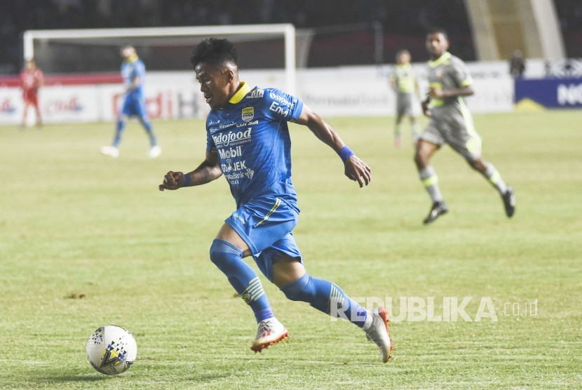 Gelandang Persib Bandung Ghozali Muharam Siregar menggiring bola.