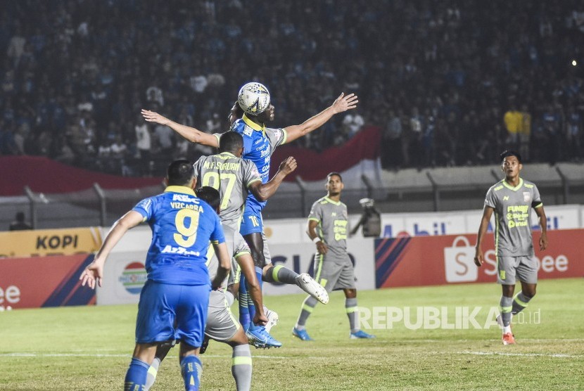 Persib Bandung Imbang Melawan  Borneo FC. Pemain Persib Bandung berebut bola dengan pemain Borneo FC dalam laga lanjutan Liga 1 2019 di Stadion Si Jalak Harupat, Kabupaten Bandung, Rabu (14/8).