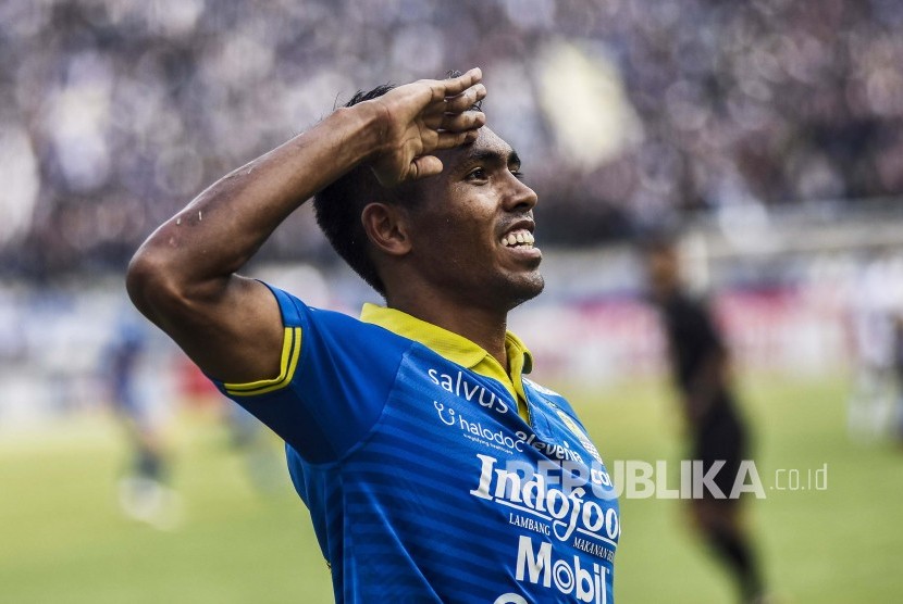 Penyerang Persib Bandung Frets Listanto Butuan.