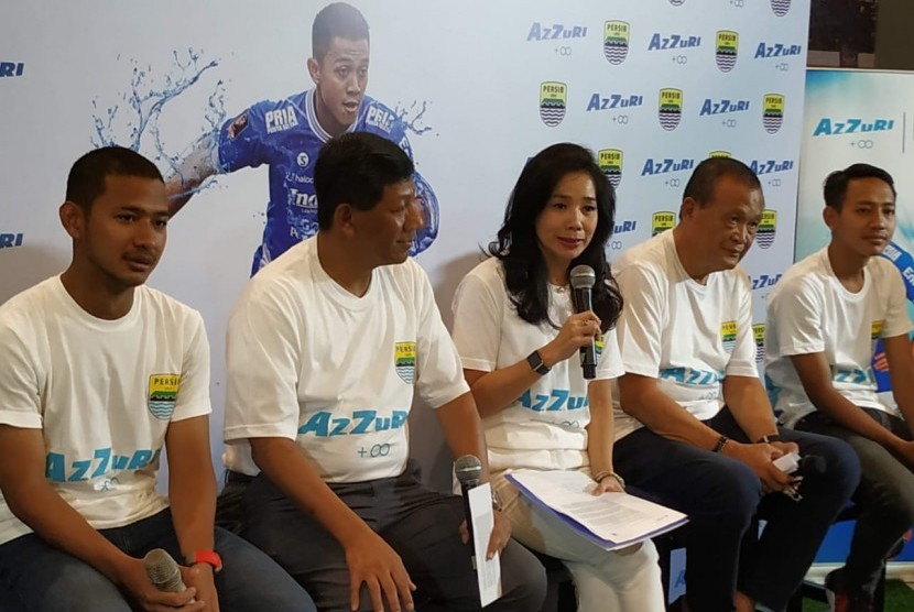 Persib Bandung kembali perkenalkan sponsor baru, Azzuri di Graha Persib, Jalan Sulanjana, Kota Bandung, Jumat (10/5).
