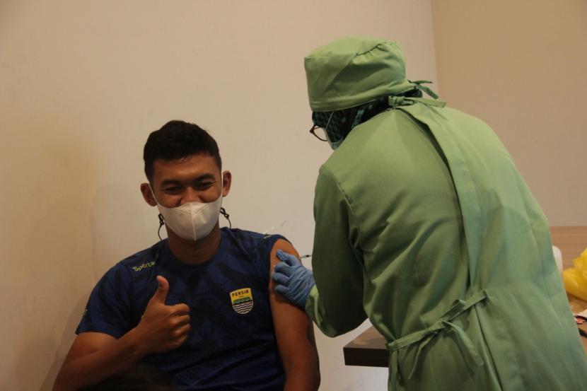 Persib Bandung lakukan penyuntikan vaksinasi kedua di Graha Persib, Jalan Sulanjana, Kota Bandung, Selasa (6/4). 
