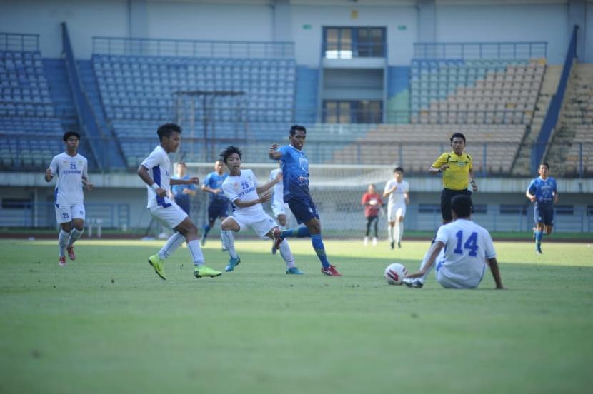 Persib Bandung melakukan laga uji coba melawan tim Porda Kota Bandung di Stadion Gelora Bandung Lautan Api, Kota Bandung, Sabtu (5/6). 