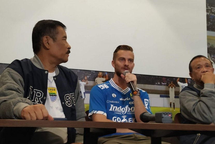 Persib Bandung memperkenalkan pemain asing anyar asal Slovenia, Rene Mihelic di Graha Persib, Jalan Sulanjana, Kota Bandung, Selasa (7/5). 