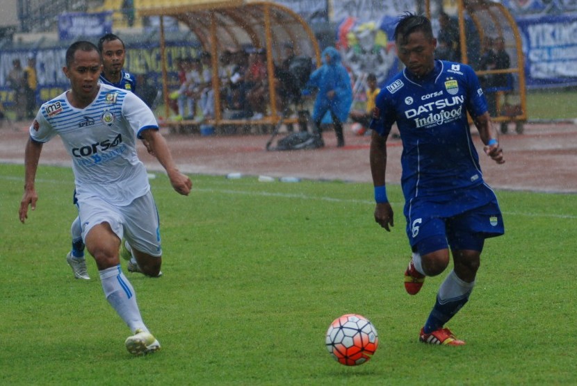 Bek kanan Persib Bandung Tony Sucipto (kanan).