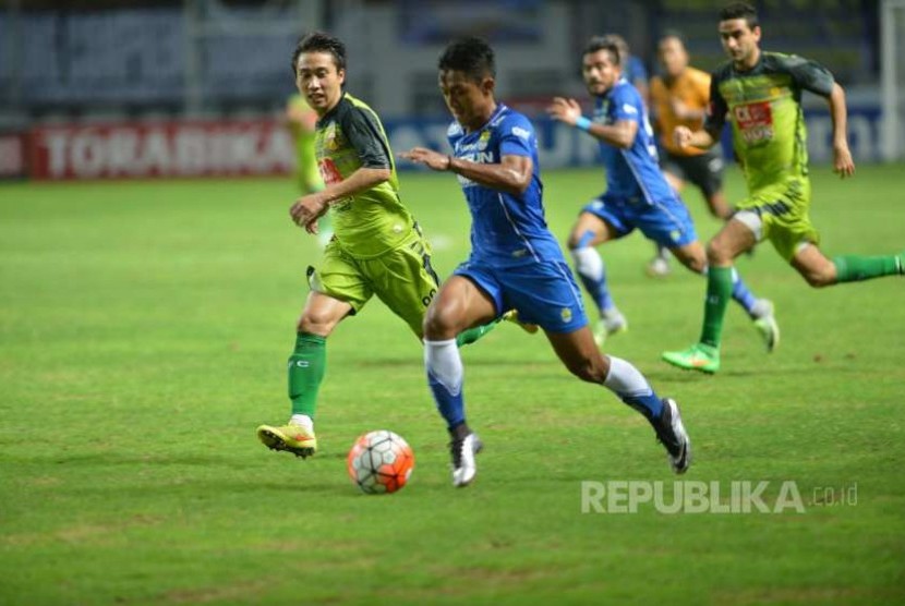 Persib Bandung vs Bhayangkara FC pada pertandingan Indonesia Soccer Championship 2016 di Stadion Wibawa Mukti, Bekasi, 12 Oktober 2016. Pada malam nanti kedua tim akan bertemu pada laga Liga 1 Indonesia..