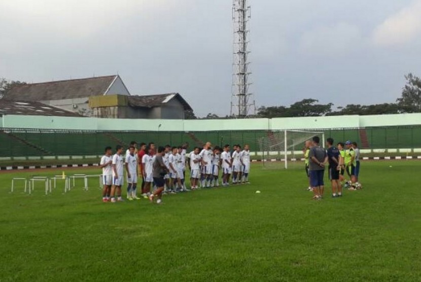 Persib berlatih di Stadion Siliwangi, Kota Bandung, tanpa kehadiran pelatih Djadjang Nurdjaman, Selasa (6/6) sore.