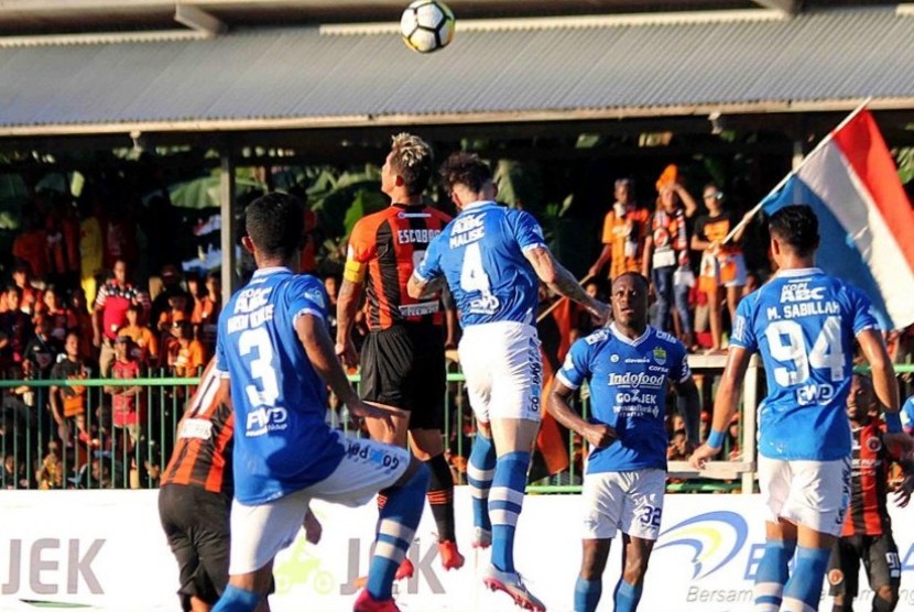 Persib (biru) vs Perseru.