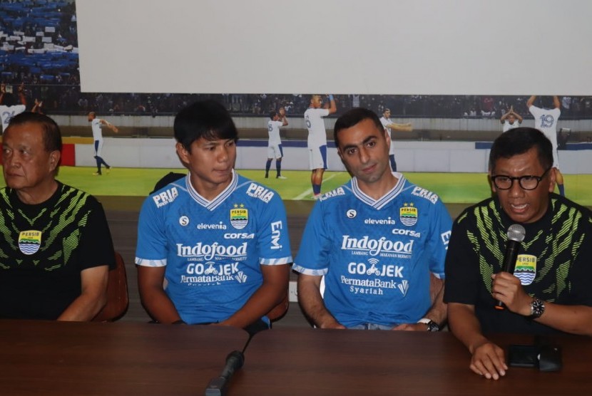 Persib memperkenalkan dua pemain baru, Achmad Jufriyanto (dua dari kiri) dan Artur Gevorkyan (tiga dari kiri) di Graha Persib, Jalan Sulanjana, Kota Bandung, Kamis (18/4).