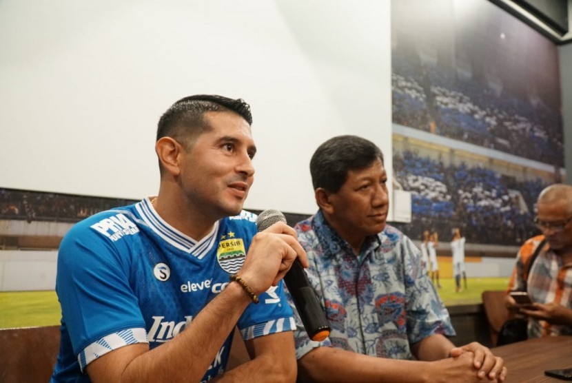 Persib perkenalkan pemain baru, Esteban Vizcarra di Graha Persib, Jalan Sulanjana, Kota Bandung, Jumat (18/1).
