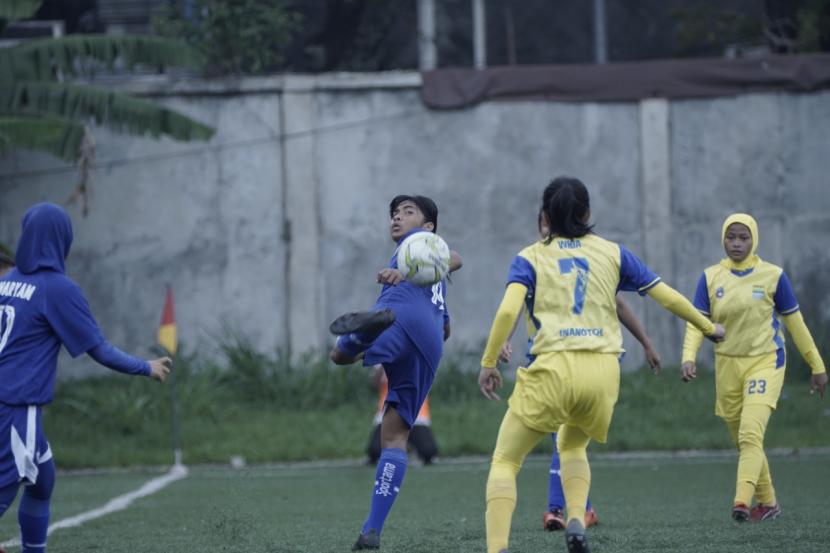 Persib Bandung Putri menjadi juara Piala Pertiwi regional Jawa Barat usai menumbangkan Bandung Legend dengan skor 3-2 di Lapangan Lodaya, Kota Bandung, Kamis (17/2/2022). 
