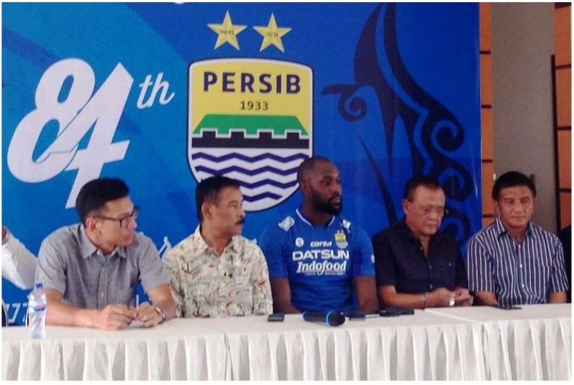Persib resmi memperkenalkan pemain asing baru, Carlton Cole di Graha Persib, Kamis (30/3). Eks penyerang Chelsea ini akan memperkuat Maung Bandung pada kompetisi Liga 1.