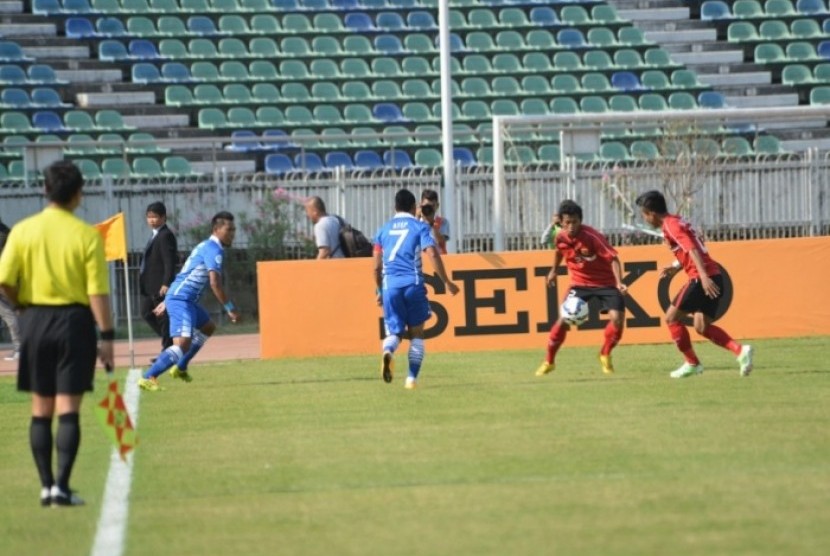 Persib (biru) saat berhadapan dengan Ayeyawady di Piala AFC