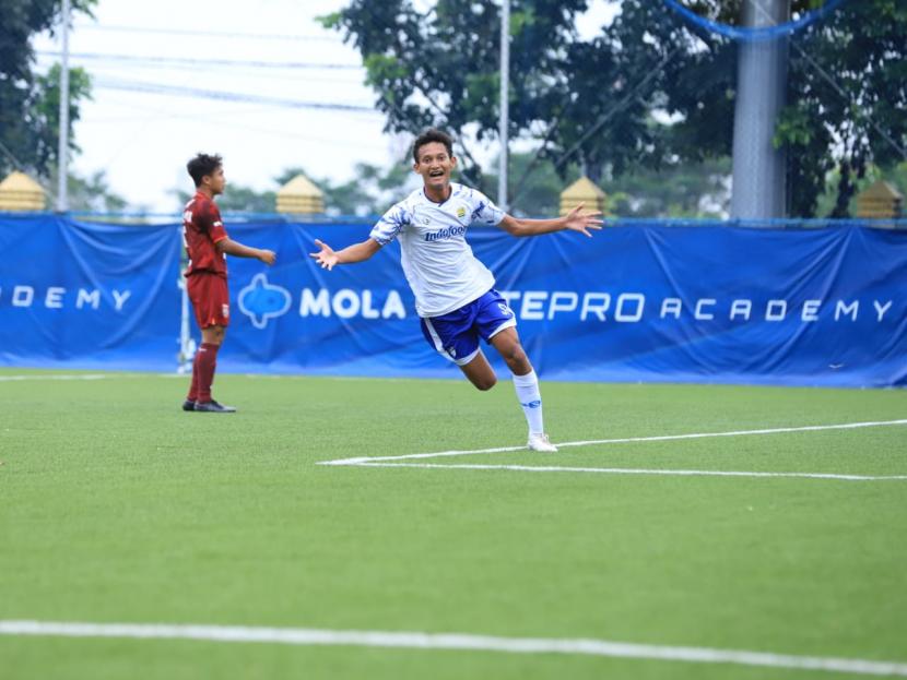 Persib U-18 melaju ke final Elite Pro Academy setelah menaklukan Borneo FC dengan skor 4-3 di Lapangan Sabilulungan, Kabupaten Bandung, Rabu (24/11). Keberhasilan Persib U-18 diikuti juniornya Persib U-16 yang lolos ke final bertemu PSM U-16.