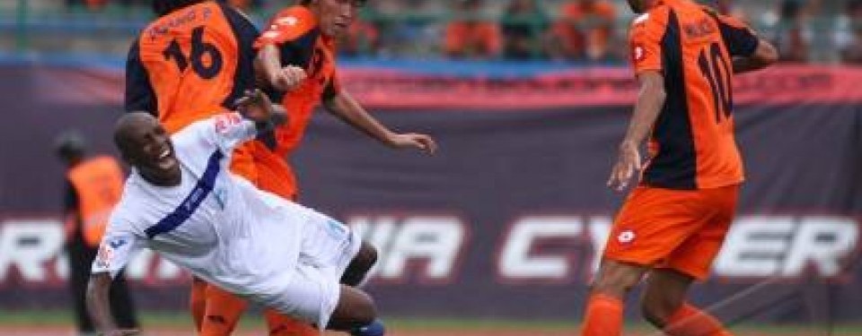 Persibo Bojonegoro (oranye) saat menjamu Manado United pada Selasa (5/4). Persibo kalah 1-2.