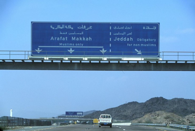 Covid-19 Saudi Meningkat, Makkah Peringkat Teratas. Ilustrasi persimpangan jalan masuk ke Makkah.