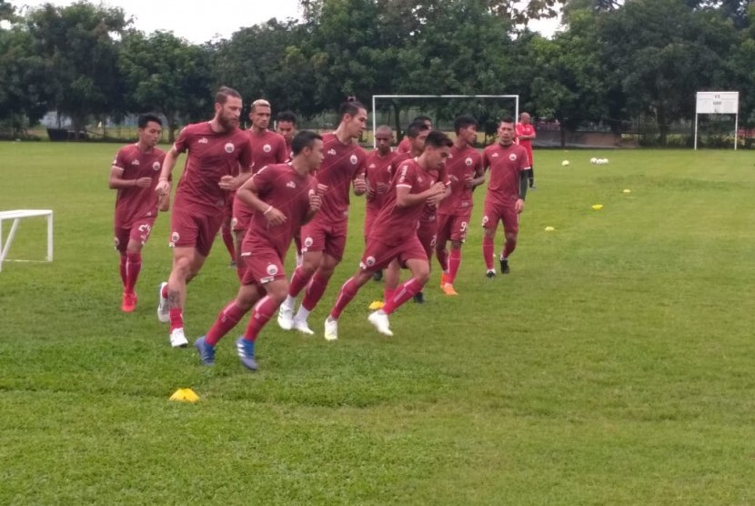 Para pemain Persija Jakarta saat menjalani latihan.  Pemain muda Persija Jakarta Sandi Artha Samosir harus menjalani latihan mandiri setelah pemusatan latihan (TC) tim nasional (timnas) U-19 batal dilakukan. 