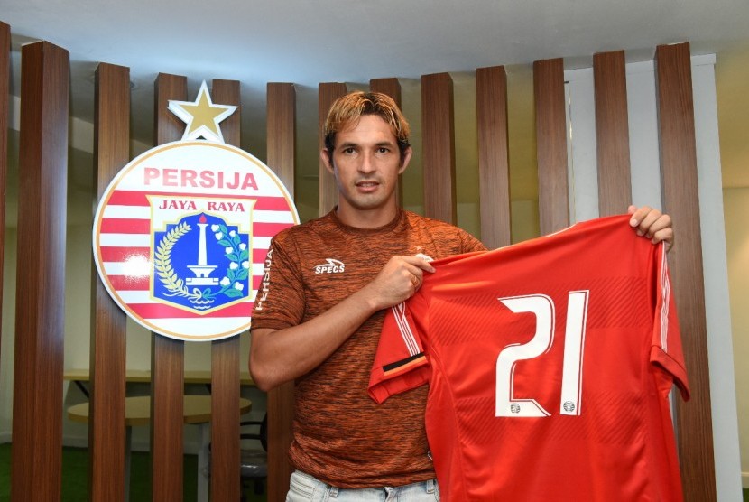  Persija Jakarta resmi mengontrak penyerang asal Brasil Silvio Escobar untuk satu musim ke depan.