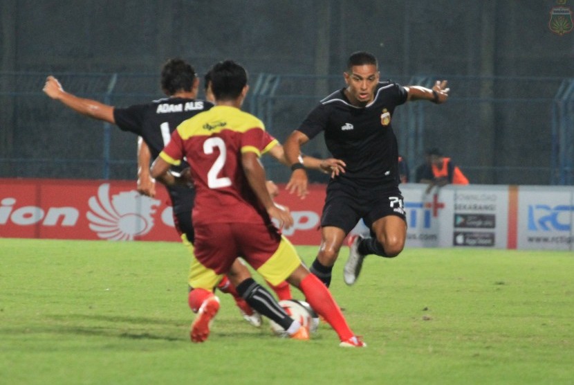   Persik vs Bhayangkara FC di Stadion Gelora Bangkalan, Madura, Jumat (13/02). 
