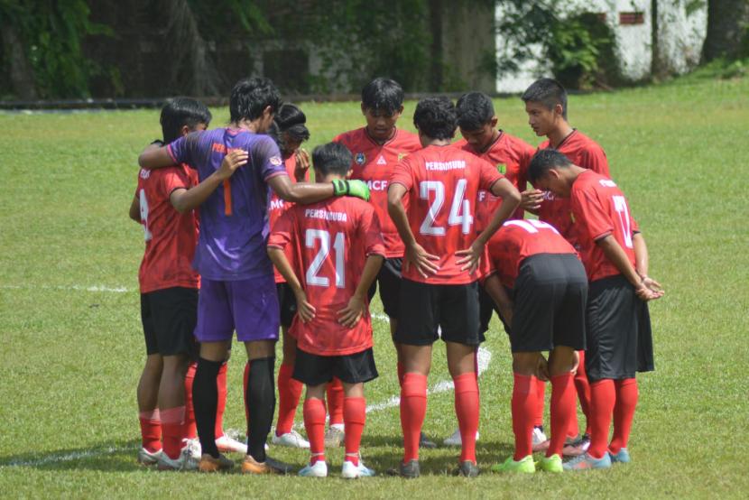 Persimuba Musi Banyuasin (Muba) sukses melaju ke Babak Empat Besar Liga 3 Indonesia Putaran Sumatera Selatan (Sumsel) 2021. Laskar Mati Dem Asal Top, julukan Persimuba, pastikan tiket big four setelah finis sebagai juara Grup A klasemen akhir.