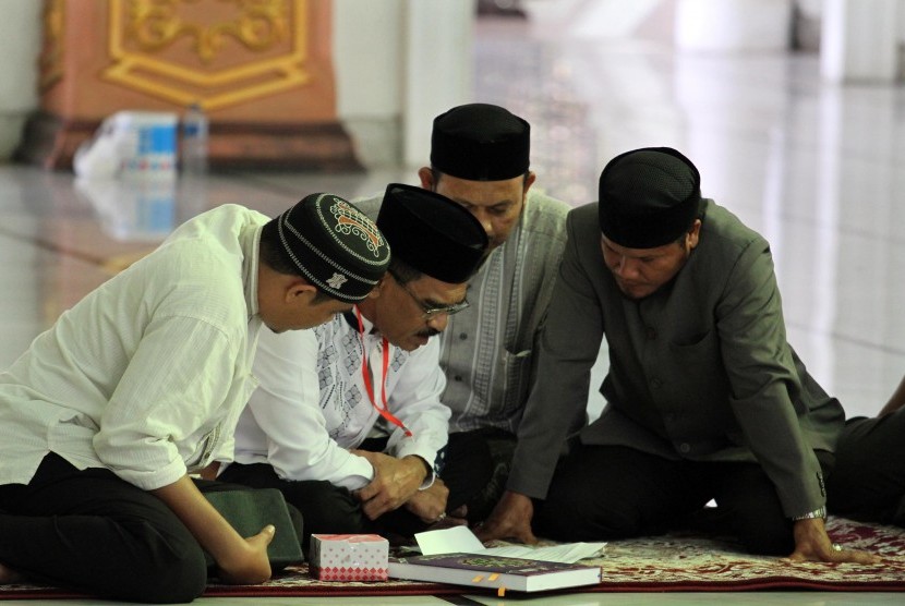 Bakal Calon (Balon) bupati Aceh Utara Muhammad Thayeb (kedua kiri) dari Partai Aceh berlatih membaca Alquran menjelang uji baca Alquraan di Masjid Agung Baiturrahim Lhoksukon, Aceh Utara, Provinsi Aceh, Selasa (27/9). 